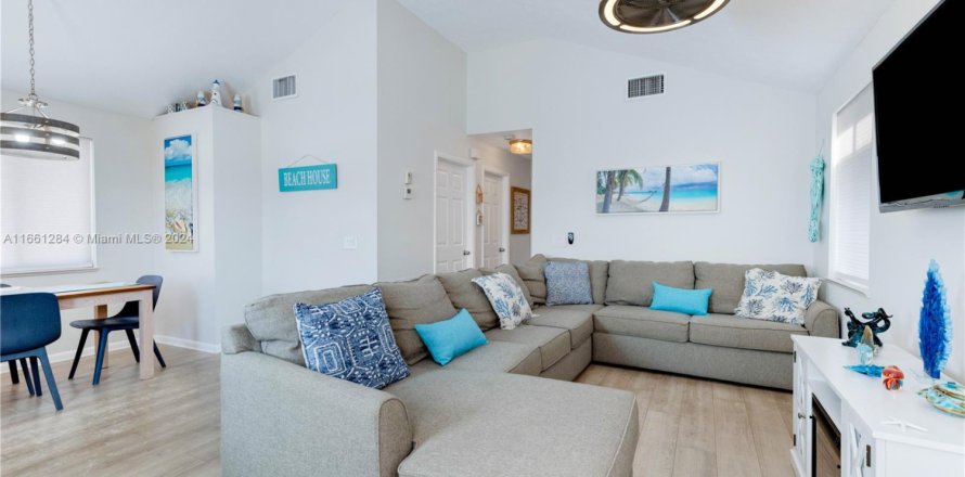 House in Jensen Beach, Florida 2 bedrooms, 83.89 sq.m. № 1466811