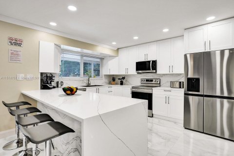 Villa ou maison à louer à Hollywood, Floride: 5 chambres, 232.26 m2 № 1979735 - photo 13