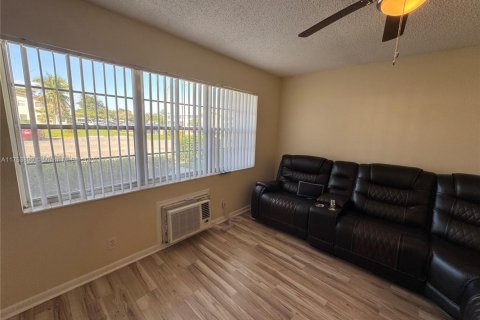 Condo in West Palm Beach, Florida, 1 bedroom  № 1937959 - photo 12