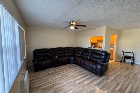 Condo in West Palm Beach, Florida, 1 bedroom  № 1937959 - photo 9
