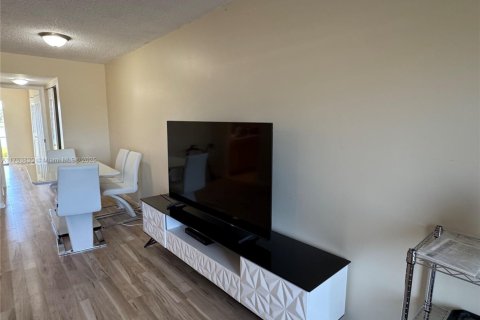 Condo in West Palm Beach, Florida, 1 bedroom  № 1937959 - photo 11