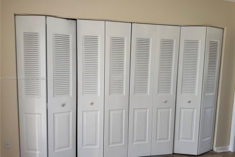 Condo in West Palm Beach, Florida, 1 bedroom  № 1937959 - photo 17