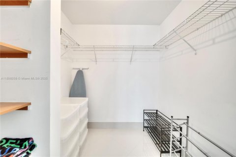 Condominio en alquiler en Miami, Florida, 1 dormitorio, 71.53 m2 № 1747985 - foto 14