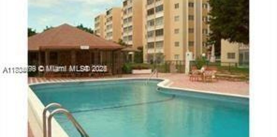 Condominio en Hallandale Beach, Florida, 2 dormitorios № 1872161