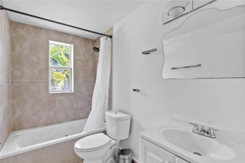 Condo in Miami Beach, Florida, 1 bedroom  № 2082671 - photo 12