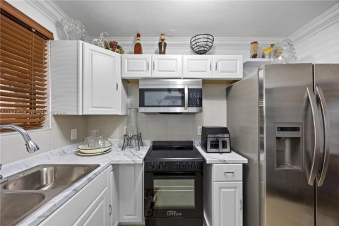 Casa en venta en Cutler Bay, Florida, 6 dormitorios, 204.2 m2 № 2001001 - foto 17