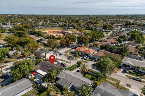 Casa en venta en Cutler Bay, Florida, 6 dormitorios, 204.2 m2 № 2001001 - foto 5