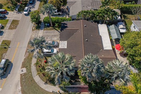Casa en venta en Cutler Bay, Florida, 6 dormitorios, 204.2 m2 № 2001001 - foto 3