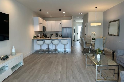 Townhouse in Clermont, Florida 3 bedrooms, 172.33 sq.m. № 2214151 - photo 4