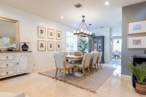 Снять в аренду виллу или дом в Уэстон, Флорида 5 спален, 287.25м2, № 1982408 - фото 4