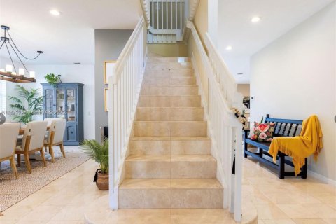 Снять в аренду виллу или дом в Уэстон, Флорида 5 спален, 287.25м2, № 1982408 - фото 2