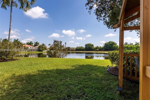 Снять в аренду виллу или дом в Уэстон, Флорида 5 спален, 287.25м2, № 1982408 - фото 8