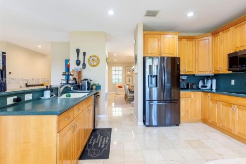 Снять в аренду виллу или дом в Уэстон, Флорида 5 спален, 287.25м2, № 1982408 - фото 6