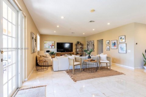 Снять в аренду виллу или дом в Уэстон, Флорида 5 спален, 287.25м2, № 1982408 - фото 5