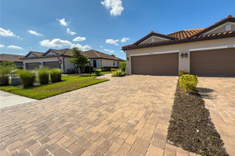 House in Bradenton, Florida 2 bedrooms, 139.35 sq.m. № 2197344 - photo 2