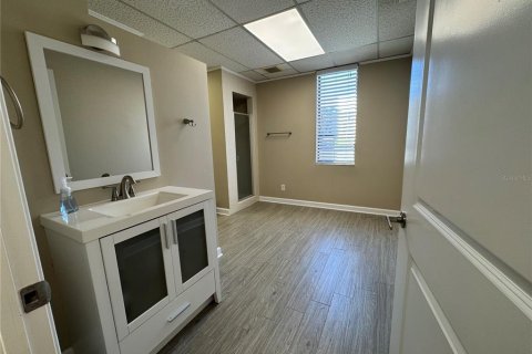Propiedad comercial en alquiler en Tampa, Florida, 153.29 m2 № 1538845 - foto 13