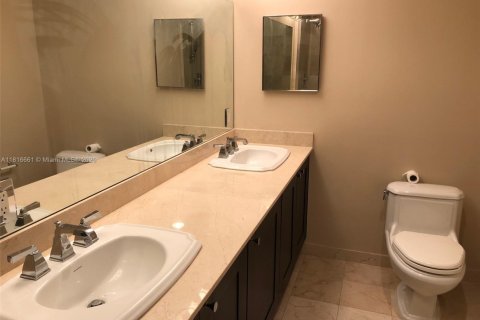 Condo in Coral Gables, Florida, 2 bedrooms  № 1804178 - photo 10