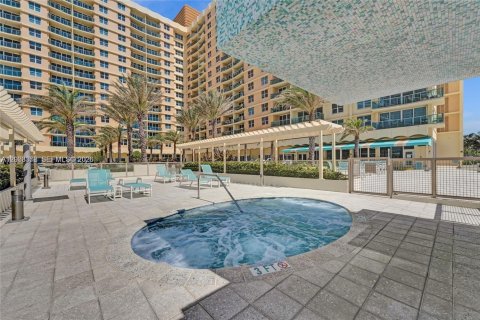 Condo in Hollywood, Florida, 2 bedrooms  № 2066548 - photo 15