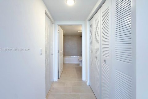 Снять в аренду квартиру в Суитуотер, Флорида 2 спальни, 479.75м2, № 2082905 - фото 9