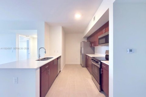 Снять в аренду квартиру в Суитуотер, Флорида 2 спальни, 479.75м2, № 2082905 - фото 2