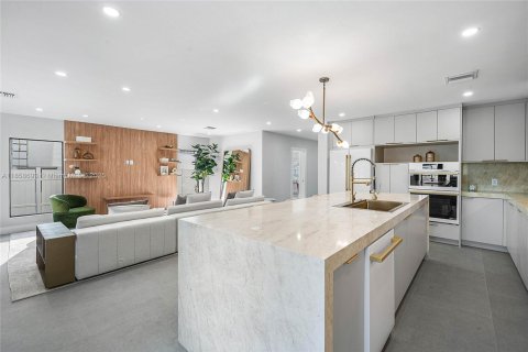 Villa ou maison à vendre à Pompano Beach, Floride: 5 chambres, 352.19 m2 № 1892791 - photo 10