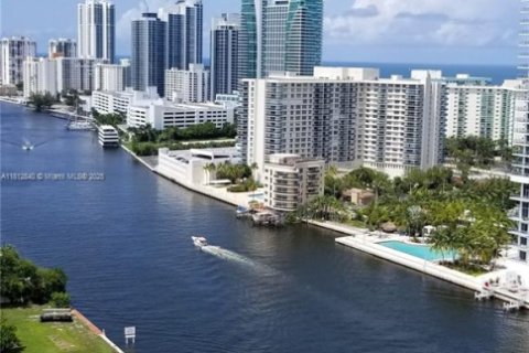 Condo in Hallandale Beach, Florida, 2 bedrooms  № 1937718 - photo 24
