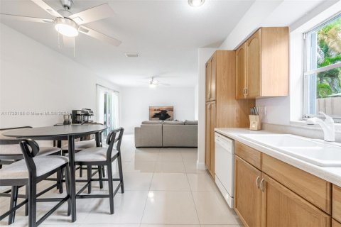 Casa en venta en Coral Springs, Florida, 4 dormitorios, 130.99 m2 № 1946518 - foto 12