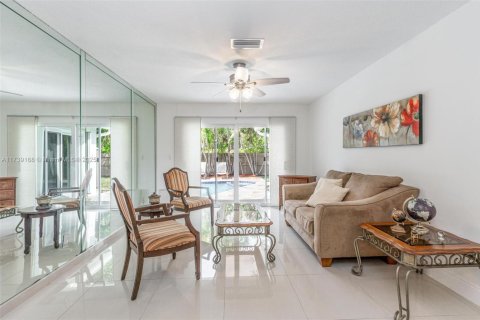 Casa en venta en Coral Springs, Florida, 4 dormitorios, 130.99 m2 № 1946518 - foto 2
