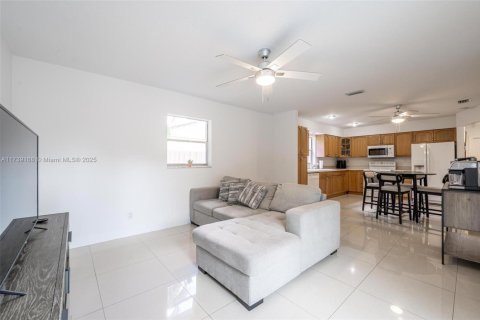 Casa en venta en Coral Springs, Florida, 4 dormitorios, 130.99 m2 № 1946518 - foto 7