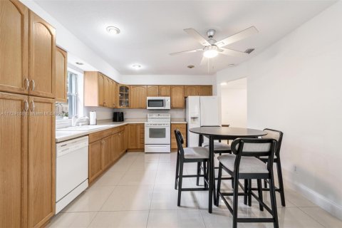 Casa en venta en Coral Springs, Florida, 4 dormitorios, 130.99 m2 № 1946518 - foto 11