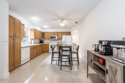 Casa en venta en Coral Springs, Florida, 4 dormitorios, 130.99 m2 № 1946518 - foto 10
