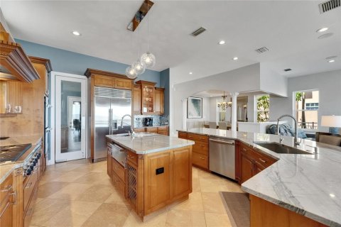 House in Apollo Beach, Florida 5 bedrooms, 387.96 sq.m. № 1786354 - photo 11