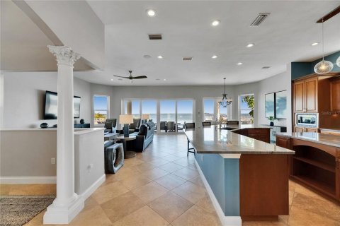 House in Apollo Beach, Florida 5 bedrooms, 387.96 sq.m. № 1786354 - photo 9