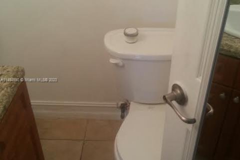 Condo in Hallandale Beach, Florida, 1 bedroom № 1959116 - photo 17