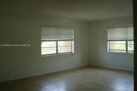 Condo in Hallandale Beach, Florida, 1 bedroom № 1959116 - photo 9