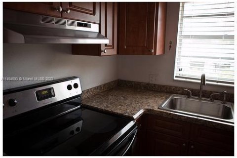 Condo in Hallandale Beach, Florida, 1 bedroom № 1959116 - photo 10