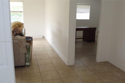 Condo in Hallandale Beach, Florida, 1 bedroom № 1959116 - photo 14