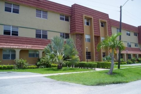 Condo in Hallandale Beach, Florida, 1 bedroom № 1959116 - photo 19