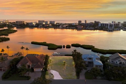 House in Sarasota, Florida 4 bedrooms, 379.23 sq.m. № 2430318 - photo 3