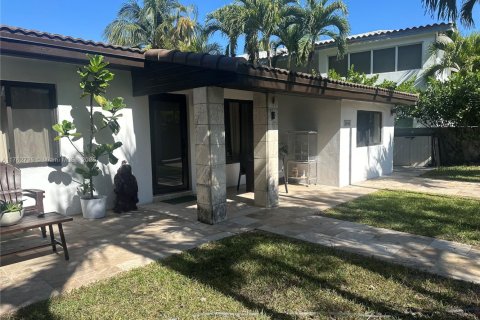 House in Miami Beach, Florida 4 bedrooms № 1938563 - photo 1