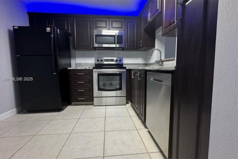 Copropriété à louer à Tamarac, Floride: 2 chambres, 95.04 m2 № 1987414 - photo 1