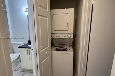 Condo in Pembroke Pines, Florida, 2 bedrooms № 1969946 - photo 15