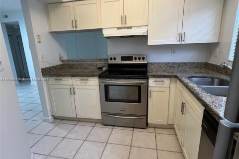 Condo in Pembroke Pines, Florida, 2 bedrooms № 1969946 - photo 3