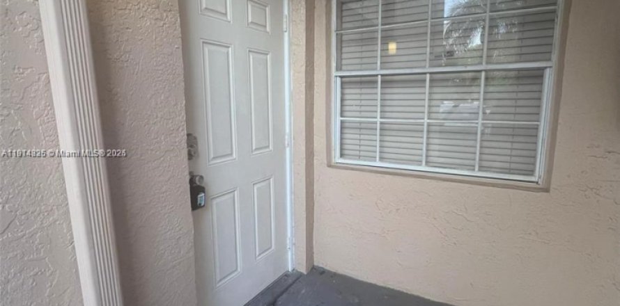 Condo in Pembroke Pines, Florida, 2 bedrooms № 1969946