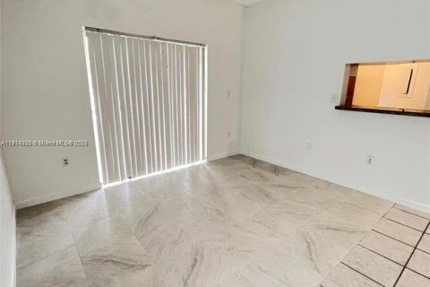 Condo in Pembroke Pines, Florida, 2 bedrooms № 1969946 - photo 2