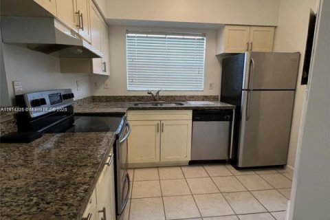 Condo in Pembroke Pines, Florida, 2 bedrooms № 1969946 - photo 4