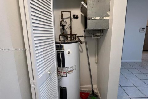 Condo in Pembroke Pines, Florida, 2 bedrooms № 1969946 - photo 13