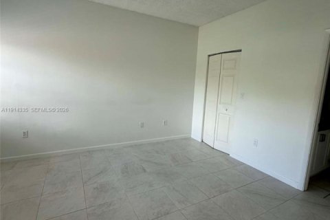 Condo in Pembroke Pines, Florida, 2 bedrooms № 1969946 - photo 17