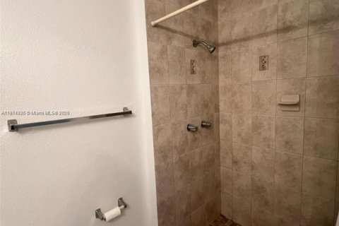 Condo in Pembroke Pines, Florida, 2 bedrooms № 1969946 - photo 8