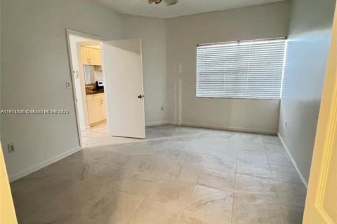 Condo in Pembroke Pines, Florida, 2 bedrooms № 1969946 - photo 6